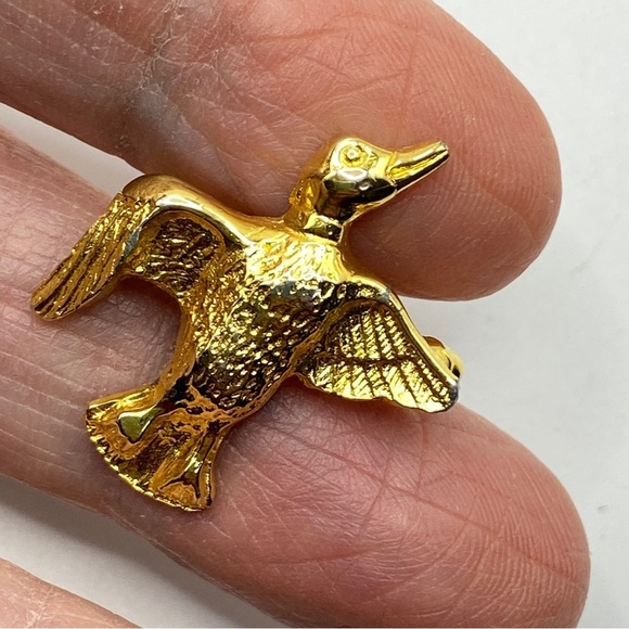 DOTTY SMITH Gold Tone Duck Pin Brooch - Picture 6 of 6
